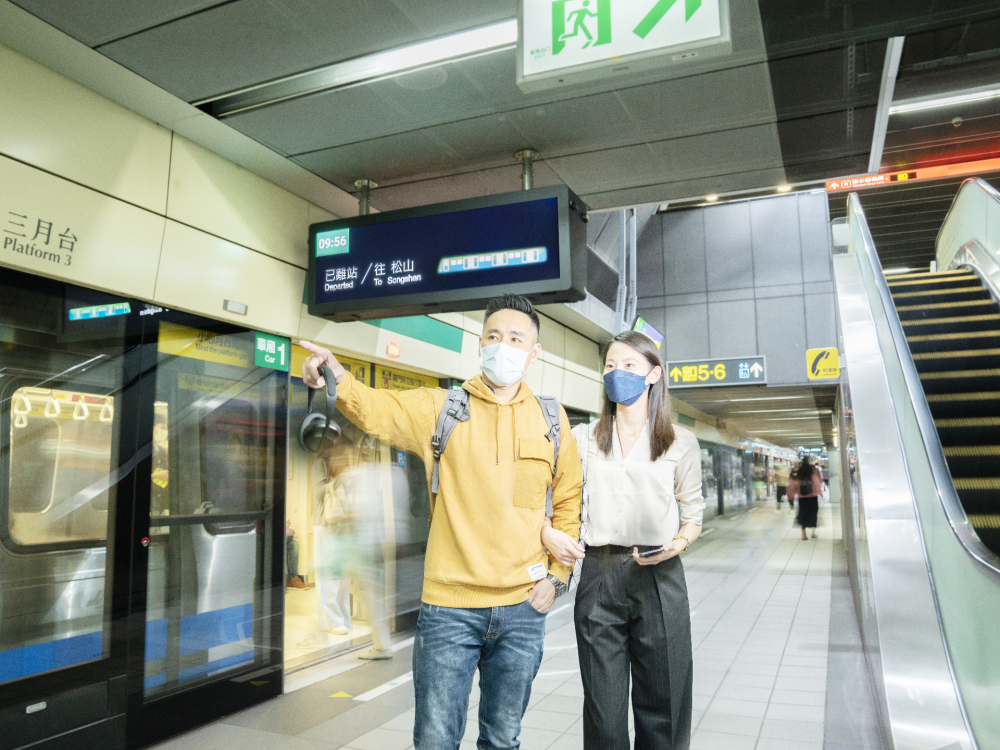 友達旗下達擎之客製化TARTAN顯示器，於台北捷運中山站亮相。以獨特長條型比例與高畫質特色，為台北捷運站帶來嶄新的都會車站風貌