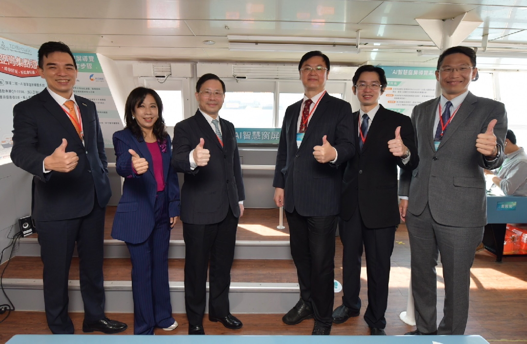 由經濟部技術處指導推動，透過友達光電、工業技術研究院與船舶中心三方合作，於高雄亞灣智慧渡輪率先導入最新Micro LED透明顯示器屏今(22)日啟用(左起友達光電營運長暨總經理柯富仁、高輪公司董事長黃淑美、經濟部次長林全能、高雄市副市長羅達生、經濟部技術處科長張能凱、工研院電光系統所副所長李正中)