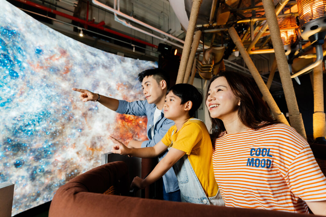 友達打造全台最大寬6公尺、高4公尺、唯一搭載LED弧形拼接顯示屏的動感飛行船，讓乘客駐足在熱氣球上，享受身歷其境的偽出國旅遊樂趣