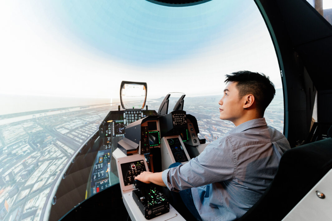 友達以P1.25小間距打造球形LED模擬艙，搭配智崴的精密六軸動態座椅，結合友達專業影像調校技術，呈現擬真模擬飛行場景