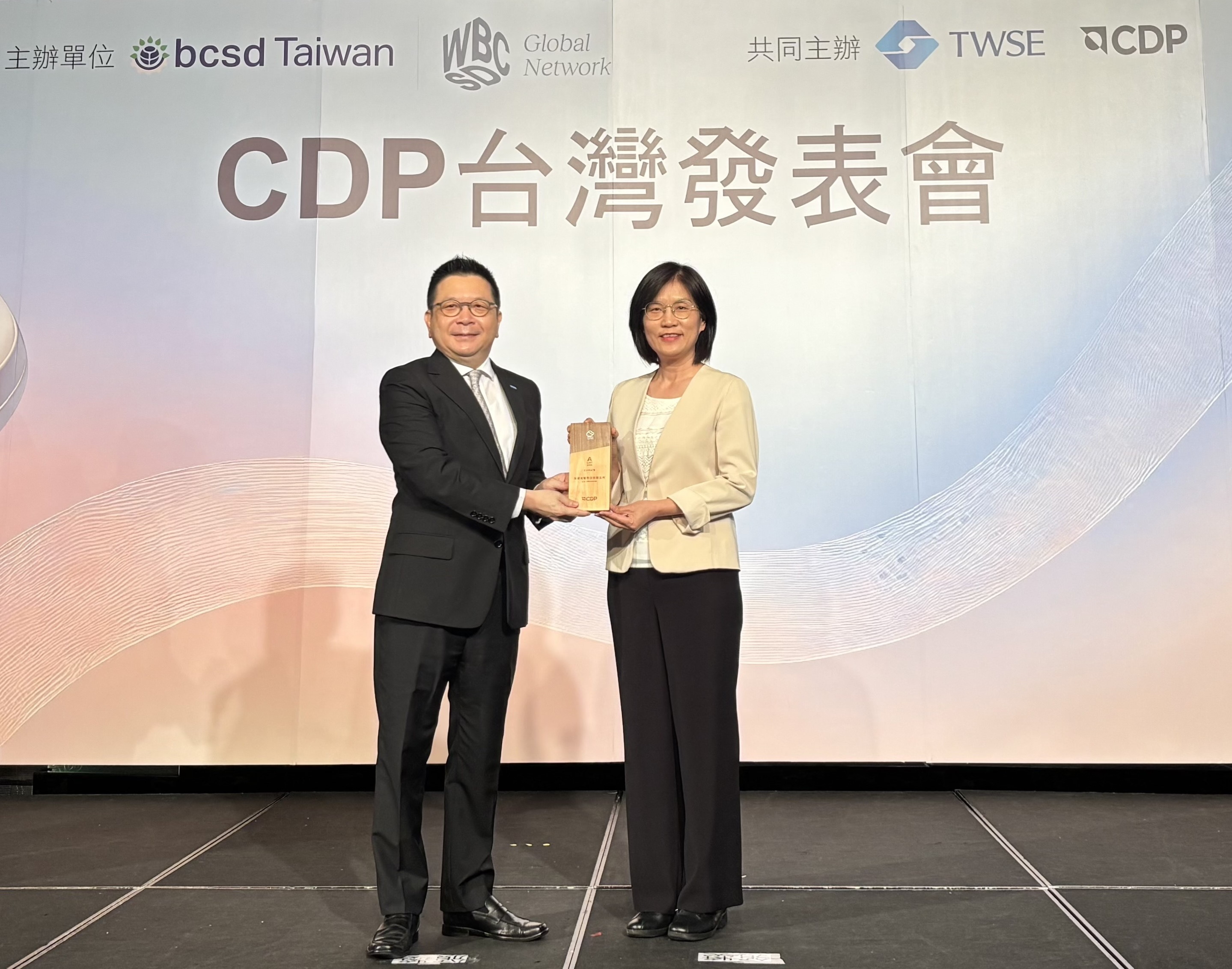友達永續成果再獲國際評比肯定，獲頒CDP氣候與水資源雙項領導力評級。今由臺灣證券交易所董事長林修銘（左）頒獎，友達光電永續長古秀華（右）代表受獎