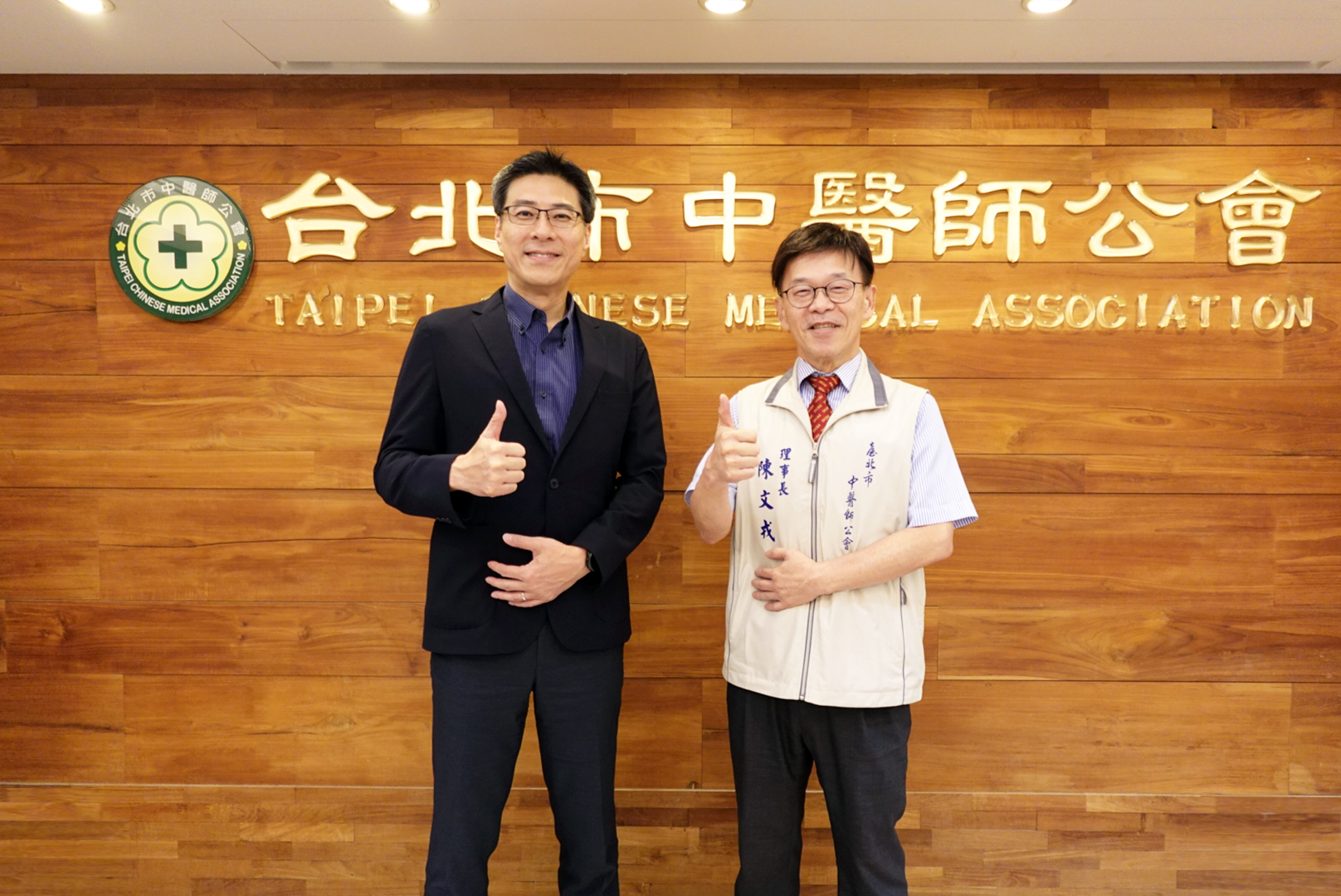 友達耘康積極推動中醫數位化，以創新技術與研發能量串連各界專家，共同建構智慧中醫生態圈；圖為友達耘康廖世宏董事長（左）與台北市中醫師公會陳文戎理事長（右）