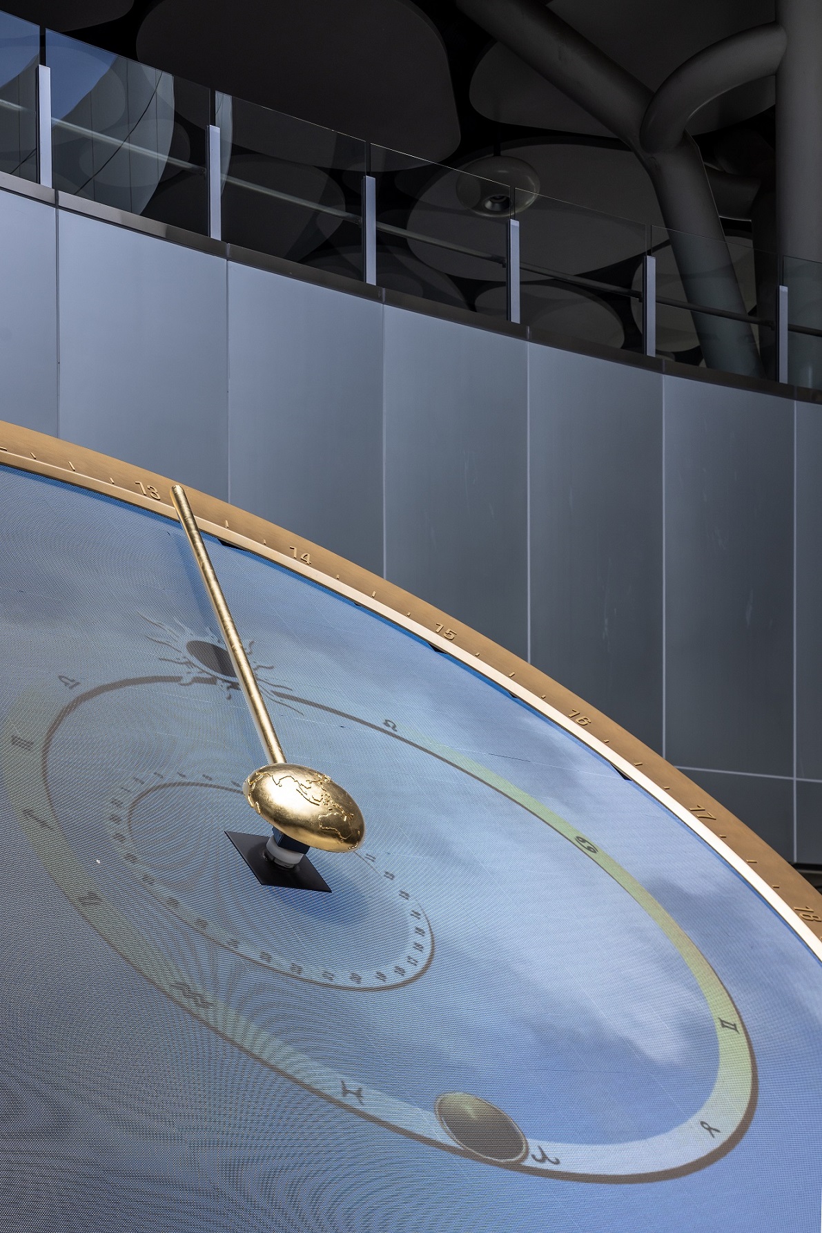 創利空間參與《高雄車站共感空間》公共藝術計畫，擔任視覺科技整合夥伴。於「看時間」天文鐘作品中提供技術指導，整合圓形LED鐘面與鐘體結構，在時間、天象星盤與空間氛圍間生動展演