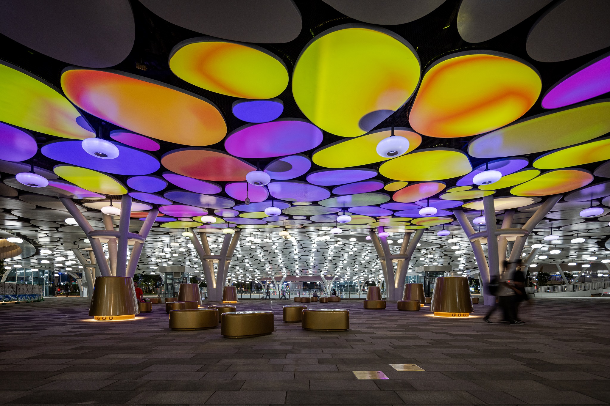 於「染色彩」作品中，創利空間協助藝術團隊將高雄車站天棚2700片鋁製雲朵染上繽紛色彩，從設備設定、光影軟體串接到現場調校，確保光線準確落在雲朵表面，展現層次與意境